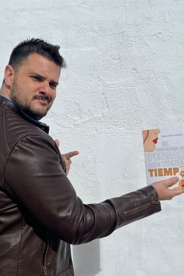 Fran López Castillo posando con El problema es pensar que tienes tiempo