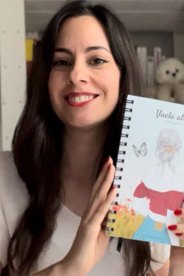 Laura Fergue posando con su agenda Vuela Alto