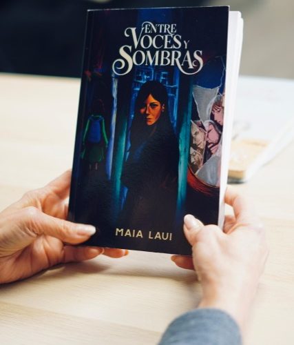 Maia Laui – Entre voces y sombras